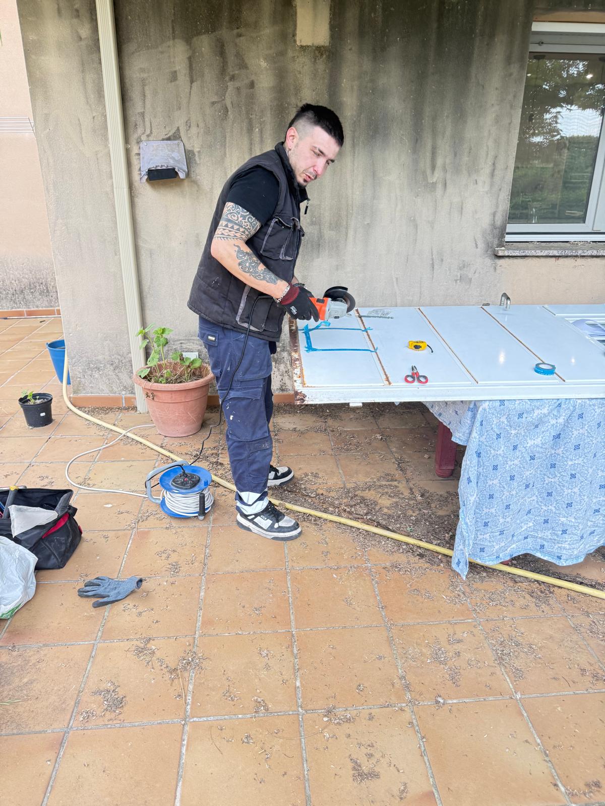 Trabajo de instalación en vivienda