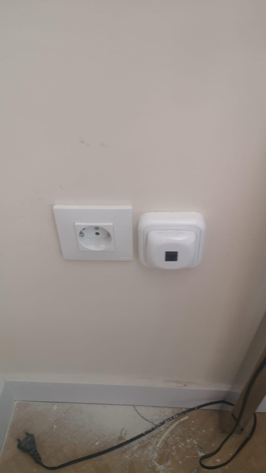 Cámara de seguridad instalada en fachada